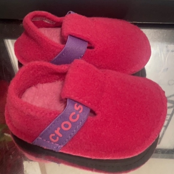 Pink fleece crocs - Picture 1 of 2
